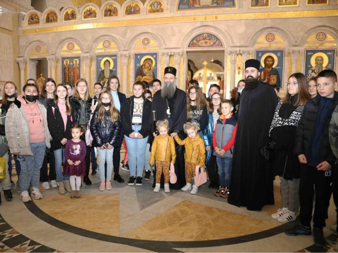 Patrijarh obradovao djecu sa Banije (Foto: www.spc.rs) - 