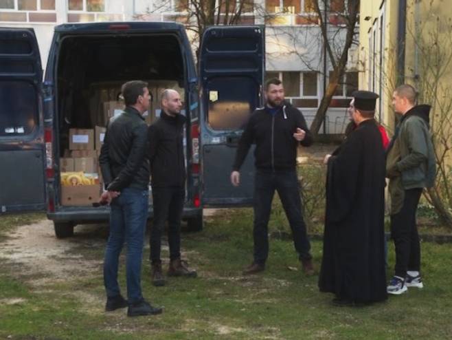 Srbima povratnicima u Sanski Most uručeni božićni paketi Srbima povratnicima u Sanski Most uručeni božićni paketi - Foto: RTRS