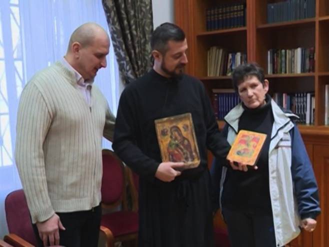 Porodica Јašarević vratila ikone pravoslavnoj crkvi u Mostaru - Foto: RTRS