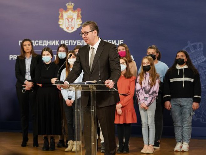 Aleksandar  Vučić sa srpskom djecom iz Hrvatske(foto:TANJUG/ DRAGAN KUJUNDZIC/ bg) - 