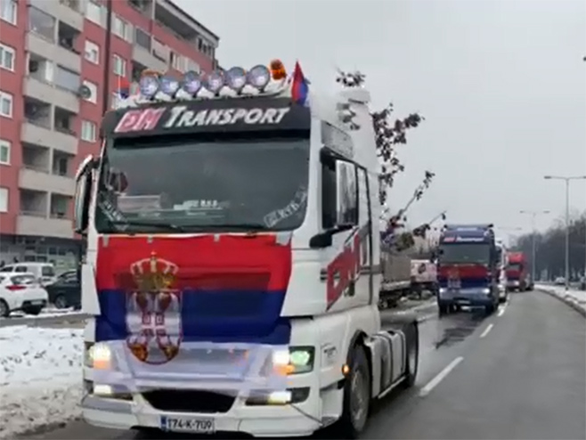 Vožnja Badnjaka na kamionima u Banjaluci - Foto: Screenshot