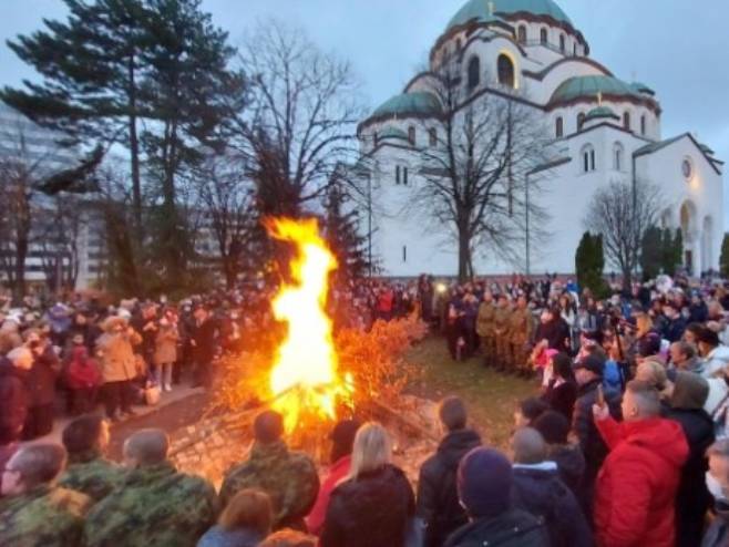 Naloženi badnjaci ispred Hrama Svetog Save u Beogradu (Foto: Fonet) - 
