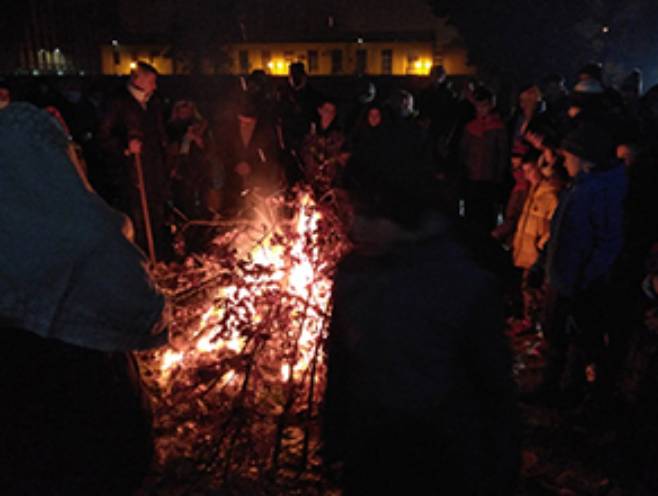 Upriličeno nalaganje badnjaka u porti Hrama Svete Trojice - Foto: SRNA