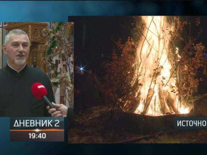 Nalaganje badnjaka u Istočnom Sarajevu - Foto: RTRS