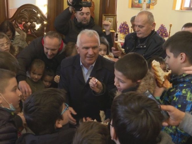 Lomljenje česnice na Starčevici - Foto: RTRS