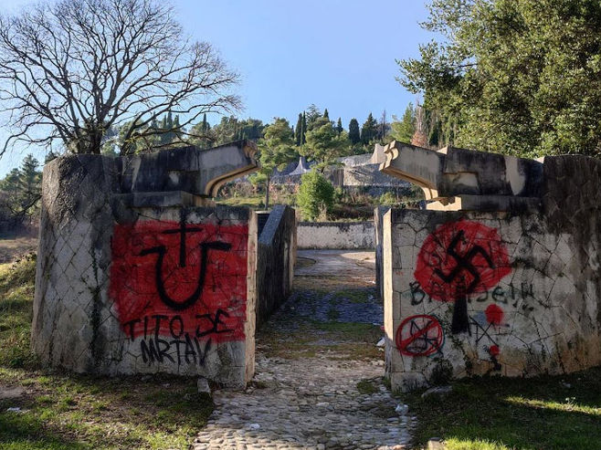 Mostar: Uvredljivi grafiti na Partizanskom groblju (Foto: bljesak.info) - 