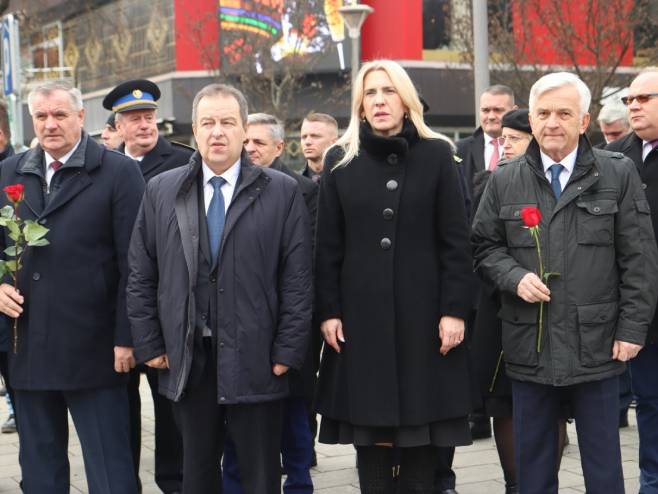 Zvaničnici Srpske i Srbije položili vijence na Trgu poginulih boraca NOR-a - Foto: RTRS