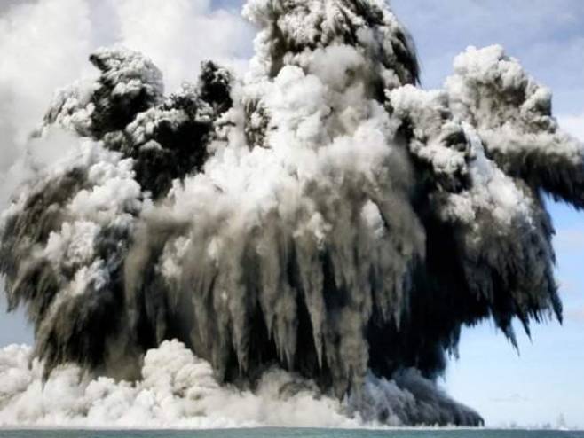 Erupcija vulkana na Tongi - Foto: Twitter