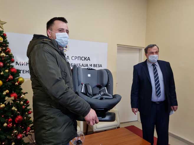 Banjaluka: Podijeljene auto-sjedalice za djecu rođenu 1. januara