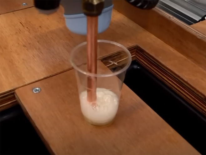 Robot koji pravi pivo od šumećih tableta - Foto: Screenshot/YouTube