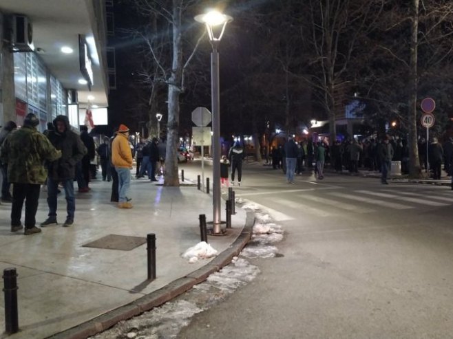 Okupljanje ispred zgrade Opštine Nikšić (Foto: RTCG) - 