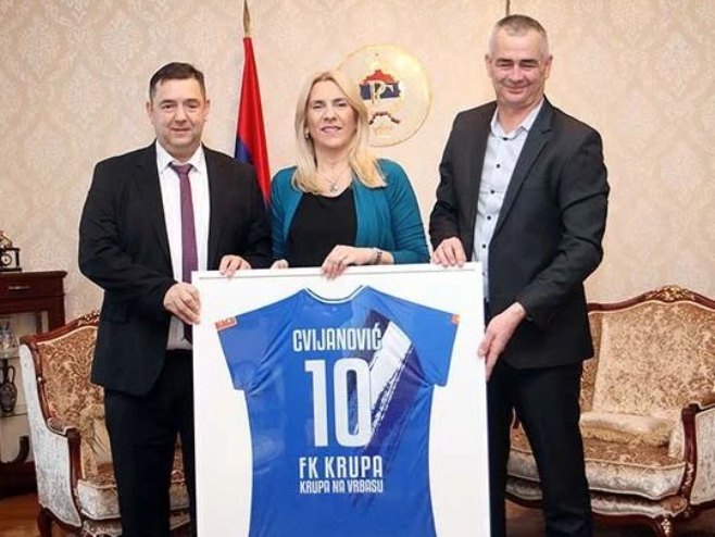 Željka Cvijanović i rukovodstvo FK "Krupa" (foto: instagram.com/zeljka.cvijanovic) - 