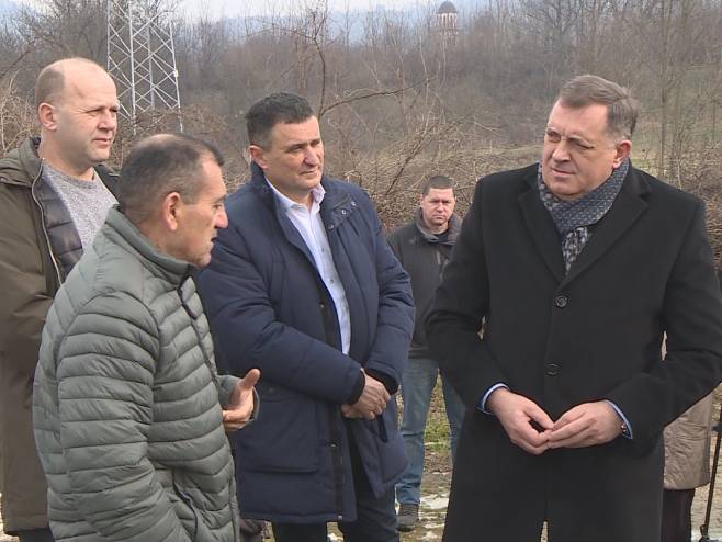 Dodik posjetio lokaciju na kojoj je planirana gradnja mosta u naselju Česma - Foto: RTRS