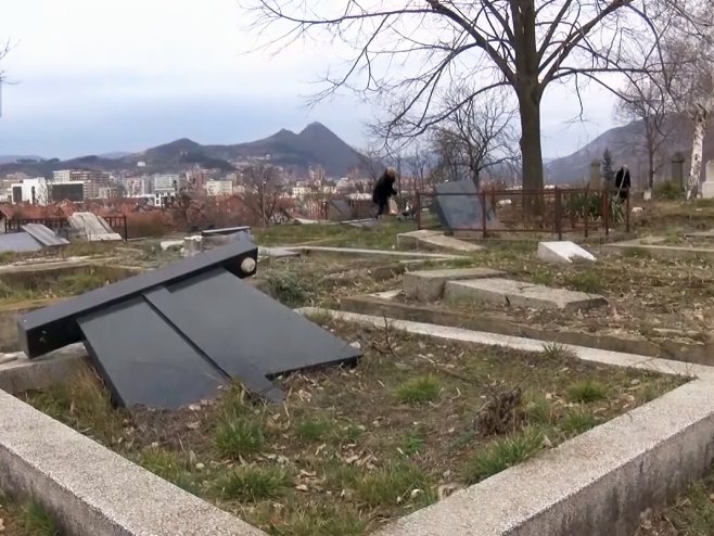 Uništeni nadgrobni spomenici (foto: youtube.com / Kosovo Online) - 