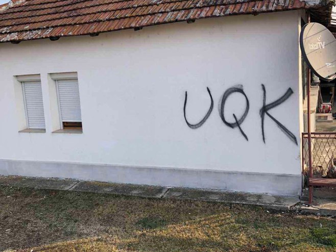 Grafiti tzv. OVK osvanuli na magistralnom putu Priština-Raška (VIDEO)