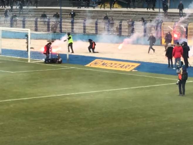 Sukob navijača Sarajeva i Željezničara - Foto: Screenshot/YouTube