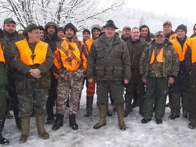Premijer Višković u tradicionalnoj hajci na vuka - Foto: SRNA