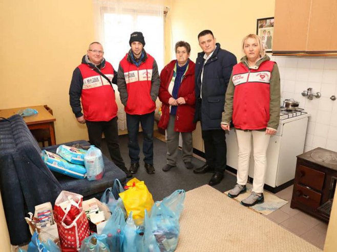 Đajić uručio pomoć socijalno ugroženoj porodici - Foto: SRNA