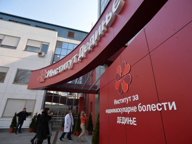 Na Institutu "Dedinje" izvedena prva robotski asistirana operacija na srcu