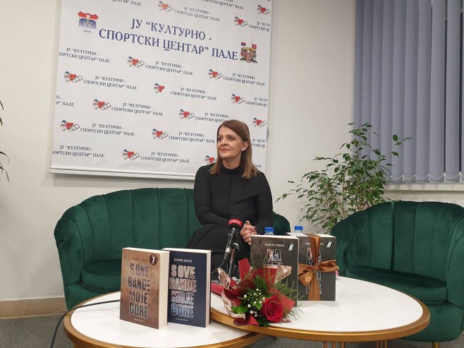 Promovisana trilogija "Brda od pelina" autorke Јasenke Lalović - Foto: SRNA