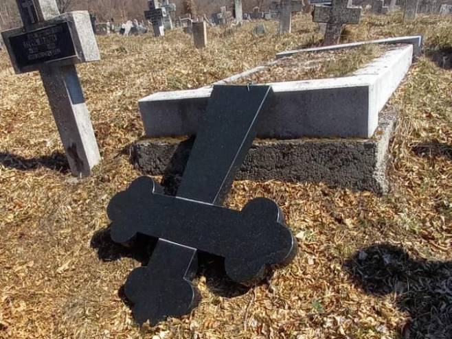 Oskrnavljeno srpsko groblje kod Donjeg Vakufa - Foto: RTRS
