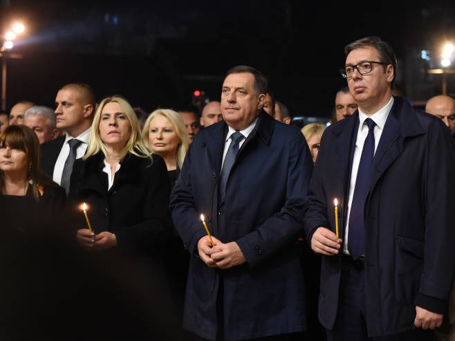 Cvijanović, Dodik i Vučić na obilježavanjeu Dana sjećanja (foto:TANJUG/ JADRANKA ILIC) - 