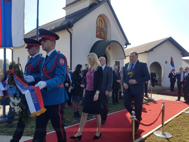 Pomen za srpske žrtve u Sijekovcu Pomen za srpske žrtve u Sijekovcu - Foto: RTRS