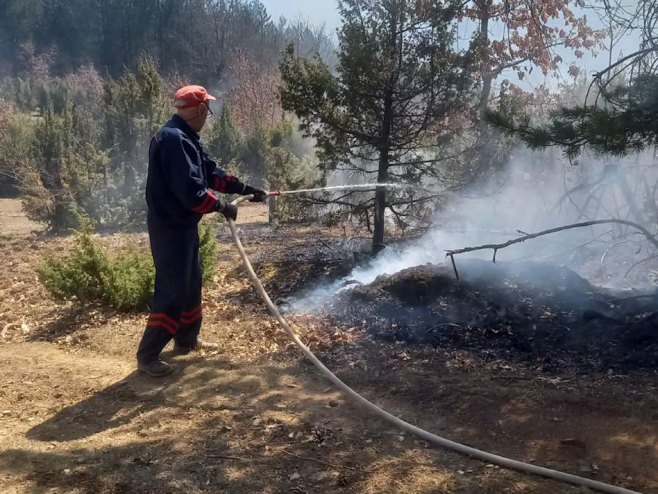 Fočanski vatrogasci gase požar - Foto: SRNA