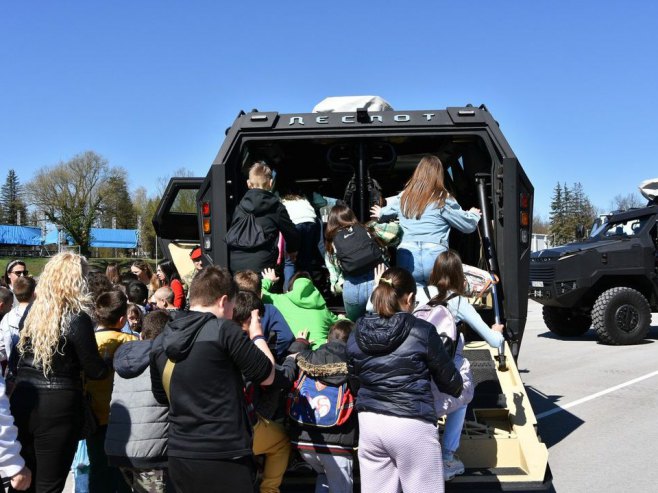 Učenici banjalučke OŠ "Sveti Sava" posjetili Centar za obuku u Zalužanima (Foto: instagram.com/mup.srpske) - 