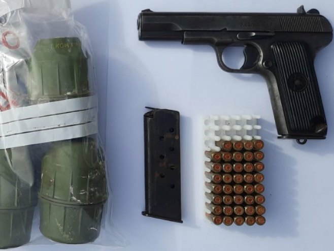 Zapljenjeno oružje (foto: Policijska uprava Prijedor) - 
