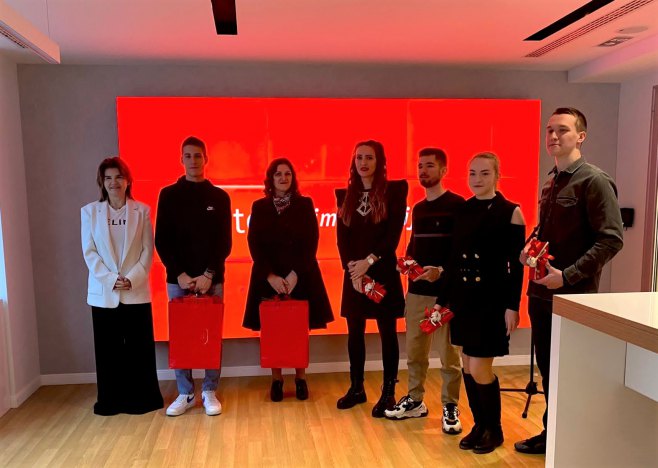 Nagrađeni srednjoškolci prikazali svoje aplikacije u m:tel-u (Foto: Ustupljena fotografija) - 