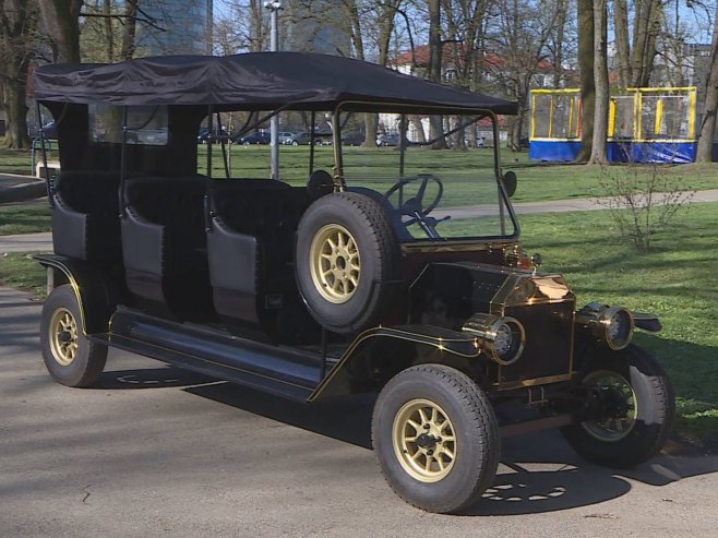 Oldtajmeri na ulicama Banjaluke - Foto: RTRS
