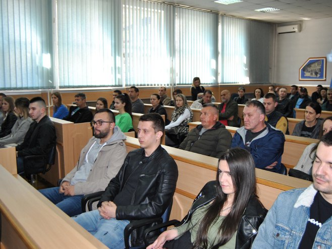 Stipendisti u Zvorniku - Foto: SRNA