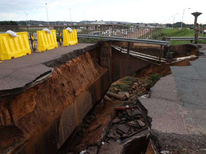 Poplave odnijele cestu u gradu Durbanu (Foto: EPA-EFE/STR) - 
