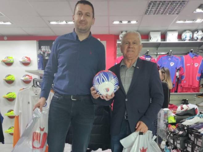 Vaskršnji poklon za mlade fudbalere na Kosovu i Metohiji (Foto: tvmost.info) - 