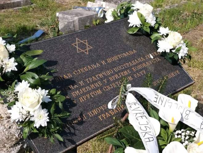 Spomen ploča na jevrejskom groblju u Bijeljini - Foto: SRNA