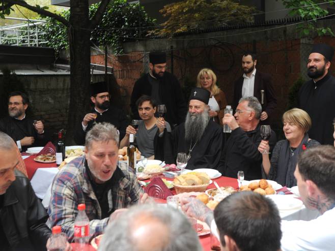 Patrijarh Porfirije na ručku sa beskućnicima (foto:TANJUG/ TARA RADOVANOVIC) - 