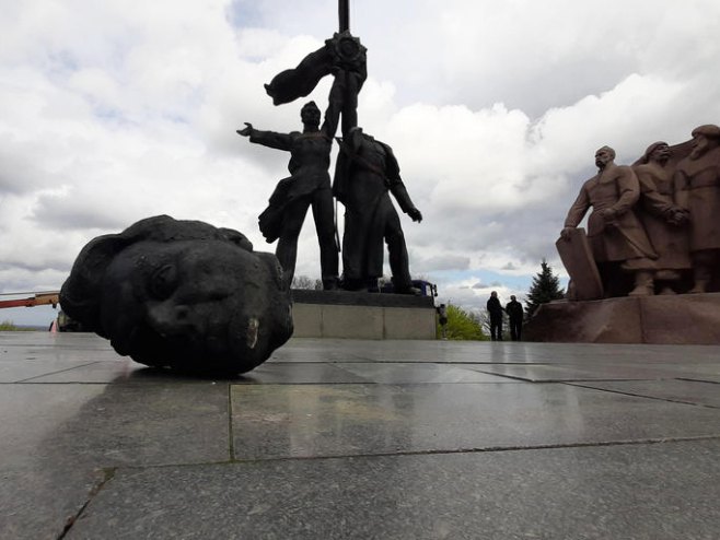 Rušenje spomenika prijateljstva sa Rusijom, Kijev (foto: EPA-EFE / Laurence Figa-Talamanca) - 