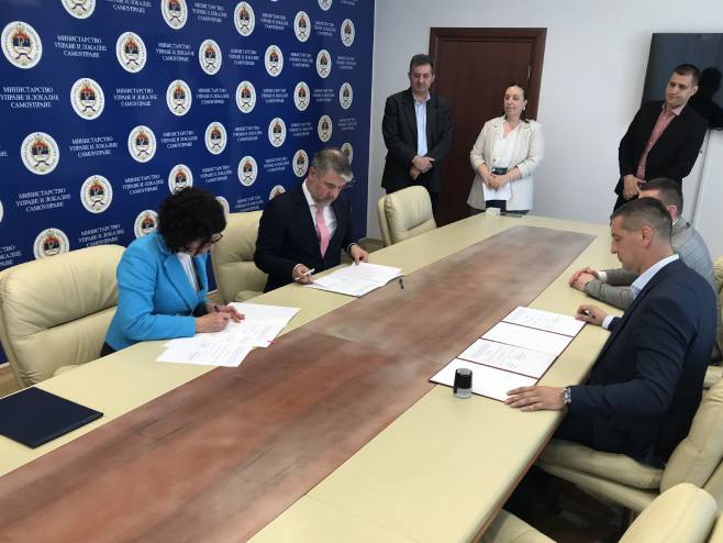 Senka Јujić i Alen Šeranić potpisuju odluku kojom se utvrđuje cijena rada zaposlenih u javnoj upravi - Foto: SRNA