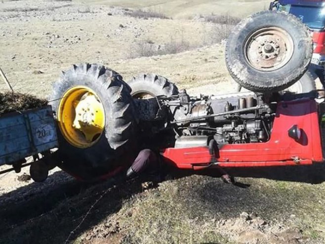 Traktor sletio sa puta (Foto: Vatrogasna brigada Banjaluka) - Foto: Facebook
