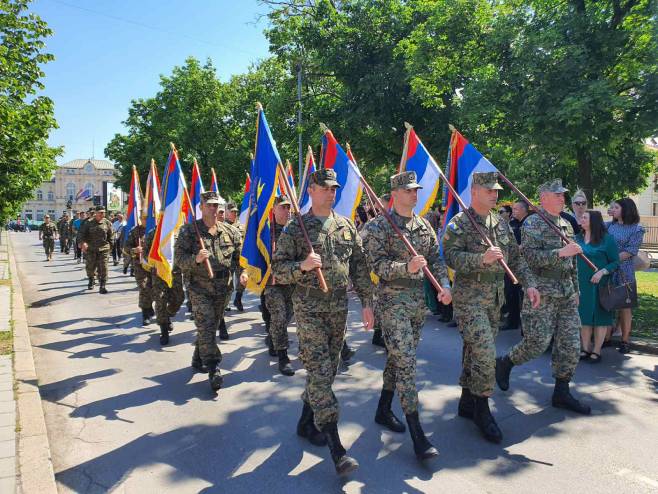Bijeljina: Dan VRS - Svečani defile ratnih zastava - Foto: SRNA