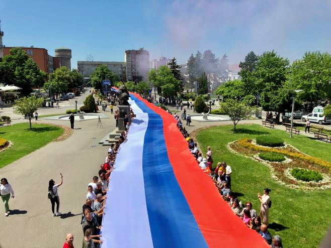 Zastava Srpske razvijena na rukama 2000 Bijeljinaca - Foto: SRNA