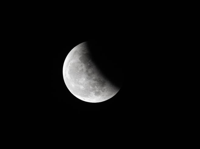 Pomračenje Mjeseca (Foto: EPA-EFE/JEROME FAVRE) - 
