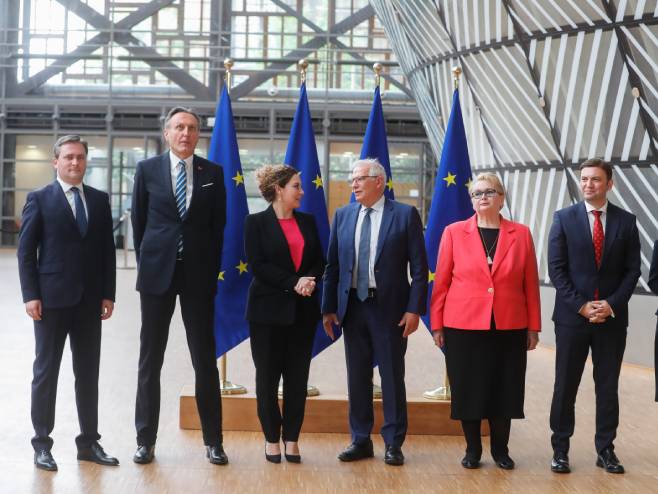 Šefovi diplomatija zapadnobalkanske šestorke sa Boreljom (Foto:  EPA-EFE/STEPHANIE LECOCQ) - 
