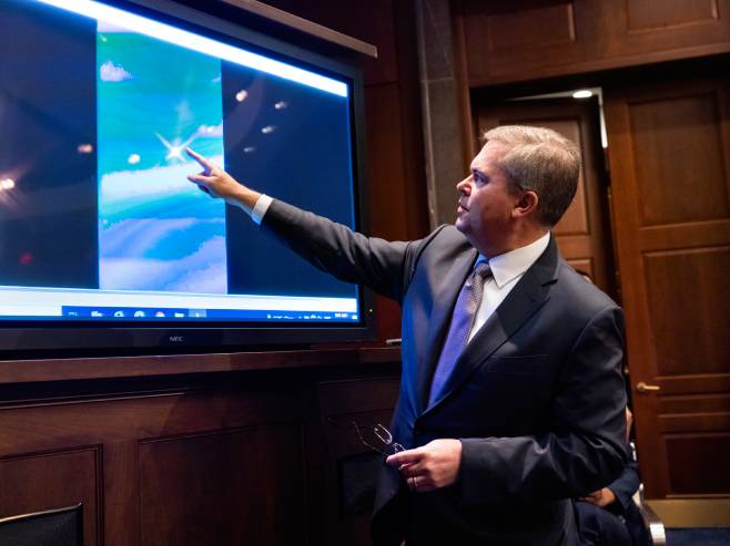 Skot Brej predstavlja video sa letećim fenomenom (Foto: EPA-EFE/JIM LO SCALZO) - 