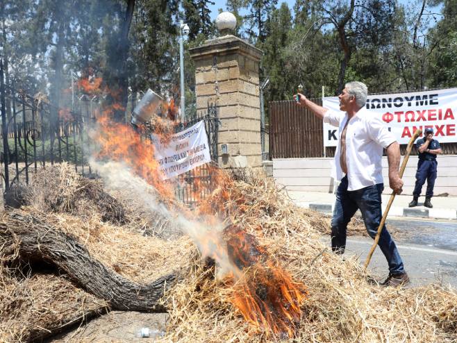 Kipar: Poljoprivrednici prosuli mlijeko i zapalili sijeno (Foto: EPA-EFE/KATIA CHRISTODOULOU) - 