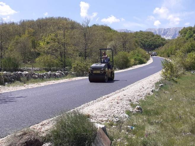Završni radovi na regionalnom putu Zijemlje - Nevesinje - Foto: RTRS