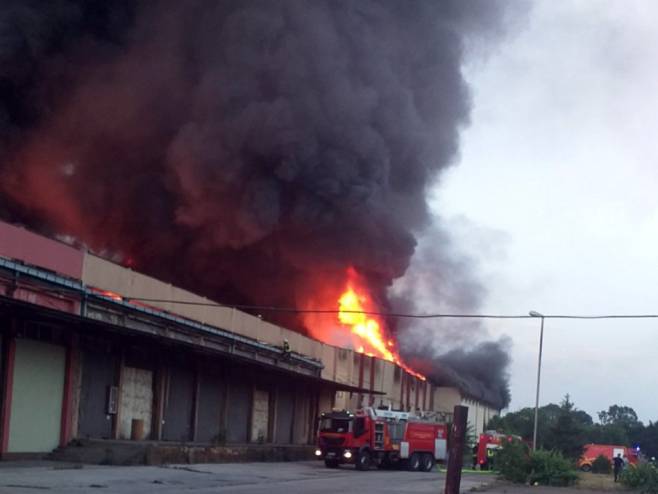 Požar u pogonu fabrike "Sava" u Bijeljini - Foto: SRNA