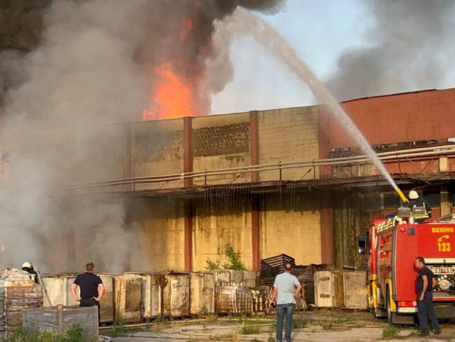 Požar u pogonu fabrike "Sava" u Bijeljini - Foto: RTRS