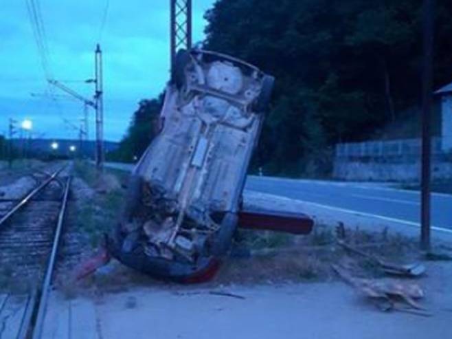 Dva lica povređena i oštećena saobraćajna signalizacija u Novom Gradu - Foto: SRNA